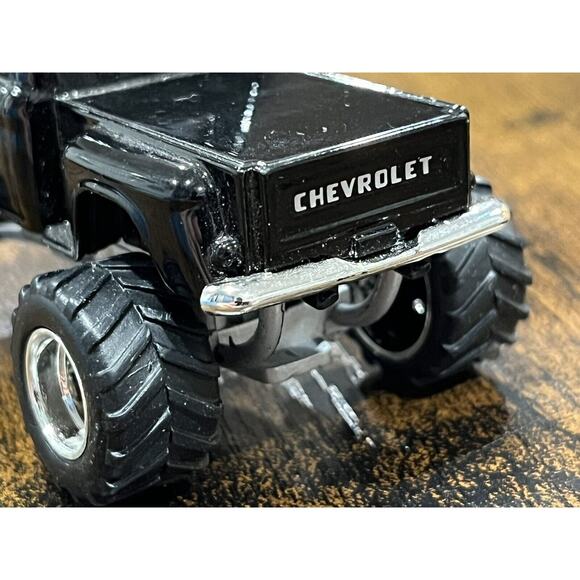 JADA 1:64 JUST TRUCKS 85 CHEVROLET C10 BLACK Die-cast - Picture 7 of 10